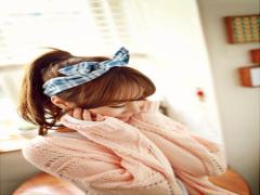 萌え袖から見える"スラリ指"にドキッ♡あざかわ女子のながら指痩せダイエット