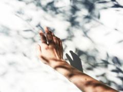 一粒一粒に願いを込めて♡指先でキラリと個性輝くストーンネイル特集