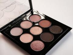 結局余っちゃった...。お蔵入りのアイシャドウをネイルポリッシュに簡単DIY♡