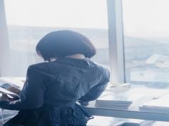 肩に落ちてくるあの白～い粉。秋冬シーズンに大量発生するフケの原因と対処法