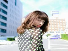 かきあげ髪に最後のメイクを施す。耳たぶチークでキュンポイントを奪って♡