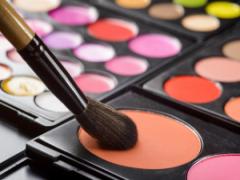 黒髪に似合うチークつけてますか？間違えないカラー選びのコツ