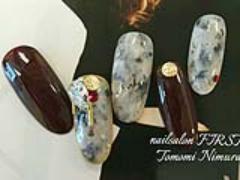 高級感のある赤色べっ甲ネイル＋ゴールドアイテムでゴージャスに