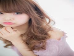 コートを脱いだら色気がムンっ♡オフショルニットを綺麗に着こなすデコルテケア