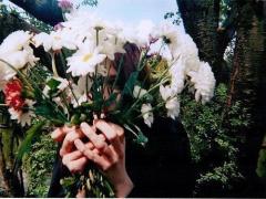 可憐で繊細な花柄にときめく。3種の花言葉と共に指先から想いを伝えて