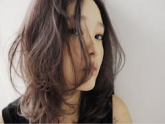 ヘアカラーにダークブラウンの深み。しっとり落ち着いた上品さを演出しよう