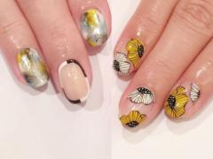 くすみカラーの大柄フラワー＆重ねアートネイルで華やかな爪先に