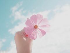 微かな花のカオリに誘われて。冬は心温まる3つのフラワーネイルを楽しもう