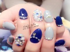 大人の雰囲気は指先から作り出される。大人ライクなネイビーネイルデザイン集