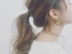 ポニーテールでオンナ度をUP。ゆるっとふわっとさせた大人なヘアスタイル