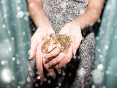 キラキラは女の子の気分を上げる憧れの色。ゴールドネイルで上品な手元に