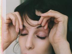 必要なのは1本のスプーン。【簡単】お家でできる「睡眠不足判定テスト」が話題