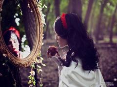ヒロインは透き通るような白肌に赤リップ。今すぐ抱きしめたい白雪姫メイクHow to♡