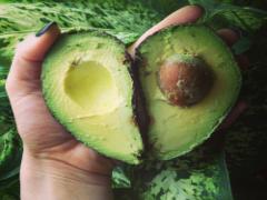 きれいな人は食べている？女性にいいことずくめのアボカドを食事に取り入れて。