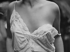 若いからって油断してない？気づかないうちに美乳を手放すNG習慣と改善策