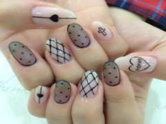 指先にガーリーな毒を透かして♡4種の黒シースルーネイルが可愛いの