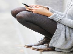 マットな冬服こそメイクでポイントを。取り入れやすい人気のキラキラコスメ7つ