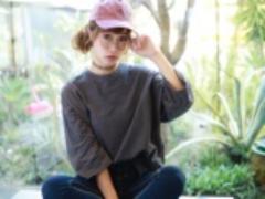 キャップに似合う簡単ヘアアレンジ！ロープ編みのお団子スタイル
