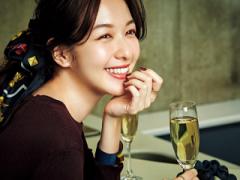 友達をリード！女子会ホームパーティはスカーフと赤アイライナーでセンスアップを狙って