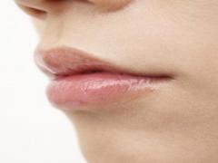 唇がカサカサになるのはなぜ？対策や予防は？医師に聞いてみた