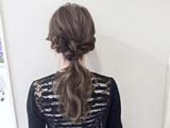 簡単7分ヘアアレンジ！編み込み風テクニックのローポニーテール