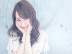 丸顔さんに似合う髪型を徹底攻略！小顔効果のポイントとは？