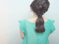 普段のアレンジもお呼ばれにも。簡単に抜け感が出せるローポニーテールアレンジ