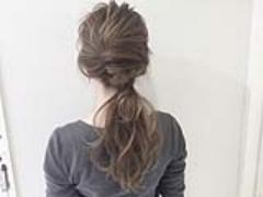 髪をねじって結ぶだけ！不器用さんでも簡単ローポニーヘアアレンジ