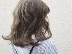 カーキグレージュといえばくすみ感。流行りのスモーキーカラーはいかが？