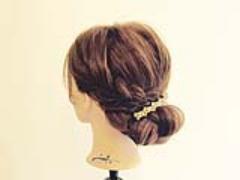 大人かわいい!!三つ編み3本で作るルーズなシニヨンスタイル