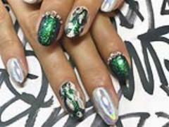 話題のミラーネイルとコラボ！アニマル柄×メタリックネイル