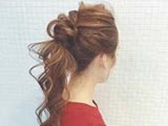 ツイスト＋ゴム隠しの個性派ポニーテールヘアアレンジのやり方