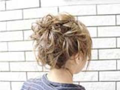 計算された無造作がかわいい！ルーズなまとめ髪アレンジ