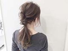 編み込みにチョイ足しこなれローポニーテールのヘアアレンジ
