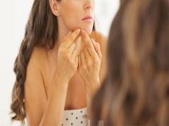 潰した方が治りが早い？ 白ニキビの正しい対処法を教えて！