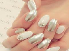 メタリックネイル▷モード感あふれる近未来デザイン3選