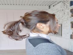 ロングヘアを最大限に活かす。ポニーテール×ヘアアクセで男性ウケ抜群アレンジ