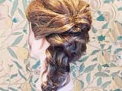 三つ編みダウンアレンジで上品に大人っぽく。簡単オシャレダウンスタイル