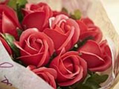 赤いバラネイルの魅力。エアブラシを使ったバラモチーフの描き方