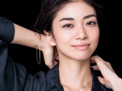 パウダーファンデーションもブラシ付けなら粉っぽさとは無縁。シルクのような光沢肌が叶