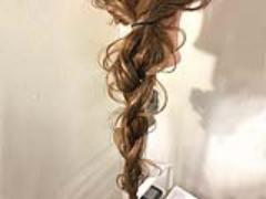 不規則な編み目のツイスリーとは!?一風変わったヘアアレンジで変化をつけて