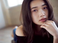 春は目元でトライ！ 1点盛り×赤シャドウでムーディな大人アイズ