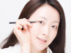 アイライナーは何のために使う？その種類と使い方