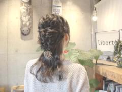 ミディアムヘア向け愛されヘアアレンジ！2段くるりんぱで作るハーフアップアレンジ