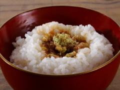 山菜の苦みが卵と好相性「生ふきのとう入り玉子かけご飯」