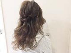 ハーフアップの簡単ヘアアレンジ！かわいい三つ編み×くるりんぱのやり方
