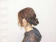 低めに作るお団子がゆるっとかわいい！大人な雰囲気の簡単まとめ髪ヘアアレンジ☆