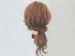 忙しい朝でも簡単ヘアアレンジ♪ねじり編み込みのサイドポニーがヘアゴム1つで作れる
