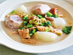 弾力のあるもつの歯応えがおいしさをプラス！もつと里芋、かぶのスープ