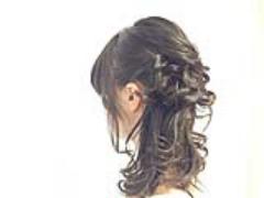 おくれ毛でこなれ感を漂わせて。大人な片側寄せハーフアップ